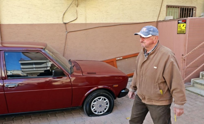 Park halindeki otomobillerin lastiklerini bıçakla patlatıp kaçtılar