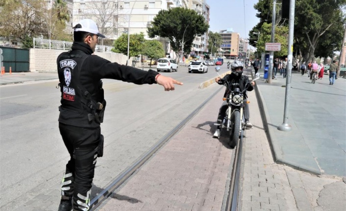 Polisin şok denetimine tramvay yolunda yakalanan gencin son pişmanlığı fayda etmedi
