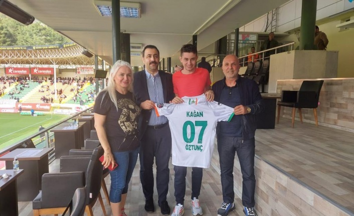 Protokol tribününde otizm farkındalığı