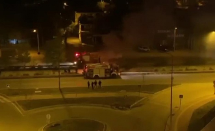 Refüje çarptıktan sonra havalanan otomobil kanala düşüp yandı