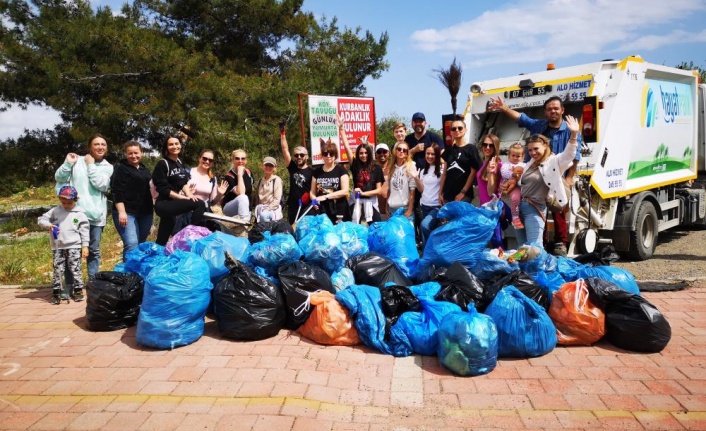 Rus ve Ukraynalı vatandaşlar el ele çöp topladı