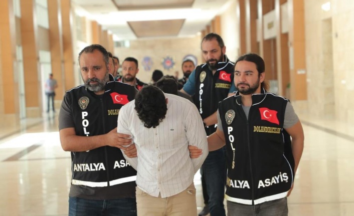 Sahte polis kimliği ile 56 bin dolar dolandıran 4 şüpheli yakalandı