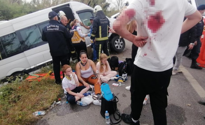 Turistleri taşıyan tur minibüsü şarampole yuvarlandı: 13 yaralı