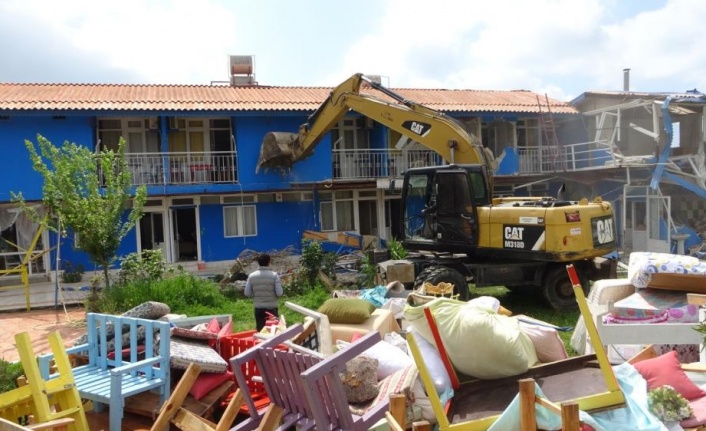 Turizm bölgesinde sit alanında bulunan otel belediye tarafından yıkıldı