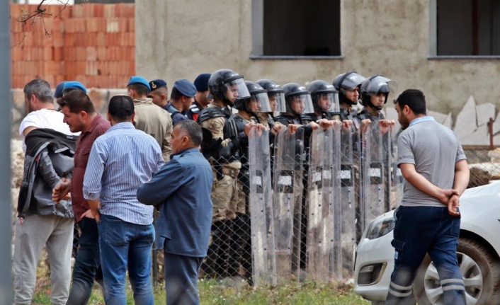Yıkım ekibi davul zurnayla karşılandı, iş ciddiye binince arbede çıktı