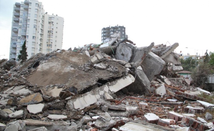 14 katlı iki bina 40 metre uzaktaki iş makinası tarafından kağıt gibi yıkıldı