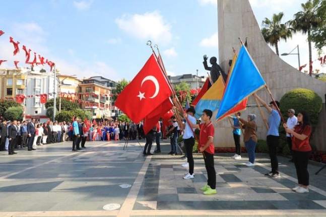 19 Mayıs Atatürk'ü Anma Gençlik ve Spor Bayramı çelenk sunma töreni ile başladı