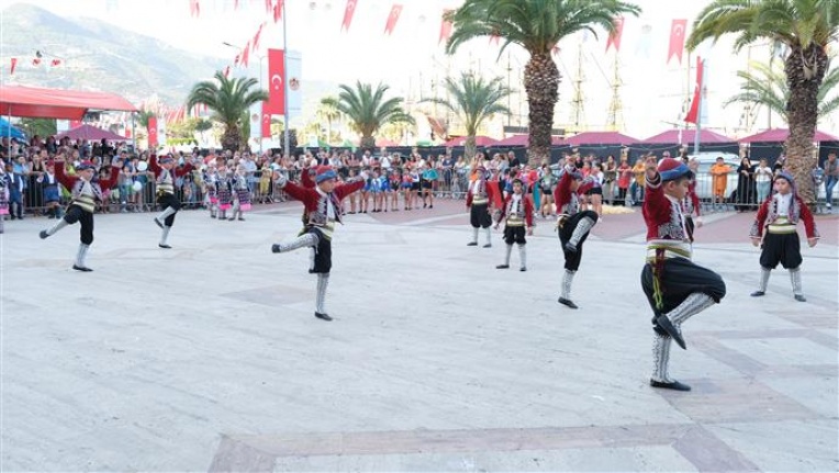 20. Alanya Uluslararası Turizm ve Sanat Festivali'nde Şelale Meydanı etkinliklerle çoştu