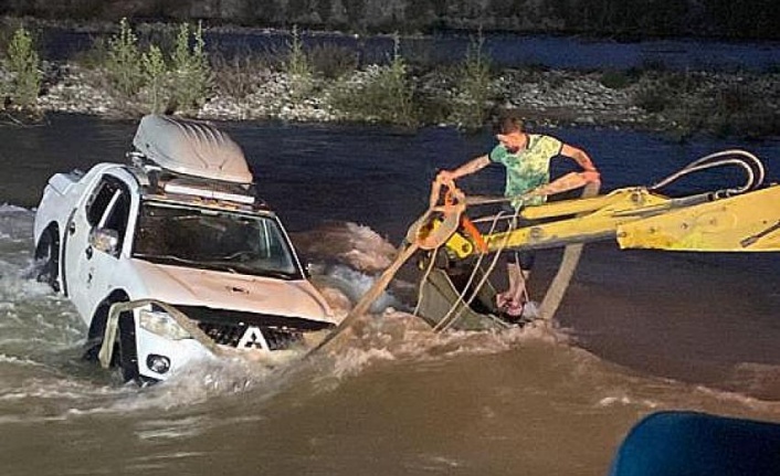 Alanya'da aracıyla dereyi geçmeye çalışırken suların ortasında kaldı
