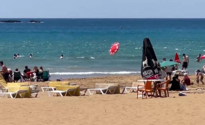 Alanya'da denize savrulan şemsiye, tatilcilere korku dolu anlar yaşattı