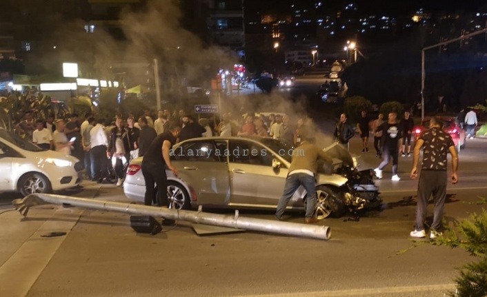 Alanya'da feci kaza! Ortalık savaş alanına döndü