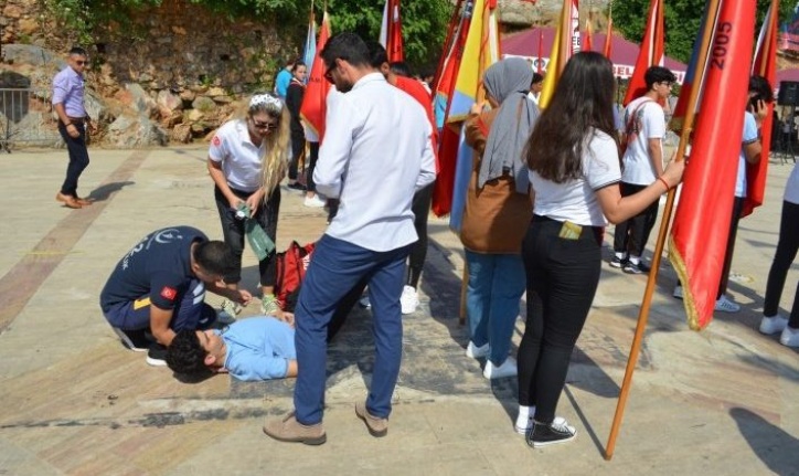 Alanya’da 19 Mayıs kutlamalarında görevli öğrenci korkuttu