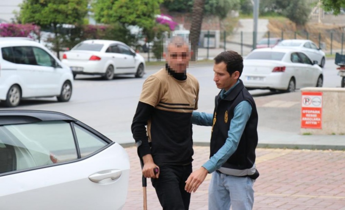 Alanya’da polis tarafından yakalanan bastonlu hırsız serbest kaldı