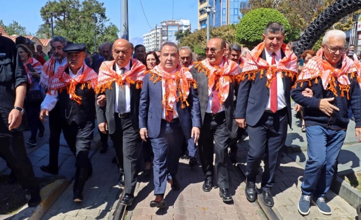 Antalya'da Uluslararası Antalya Yörük Türkmen Festivali yörük göçü ile başladı