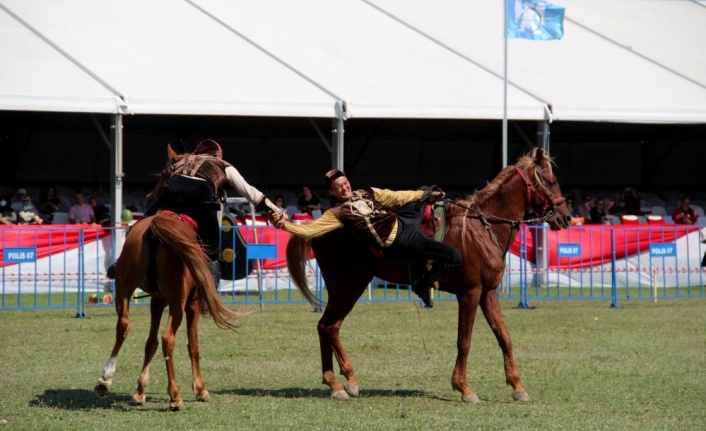 Antalya'da Yörük Türkmen Festivali'nde atlı görsel şov