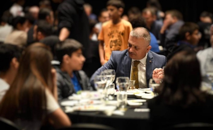 Antalya protokolü çocuklarla kahvaltı yapıp yaşlıların elini öptü