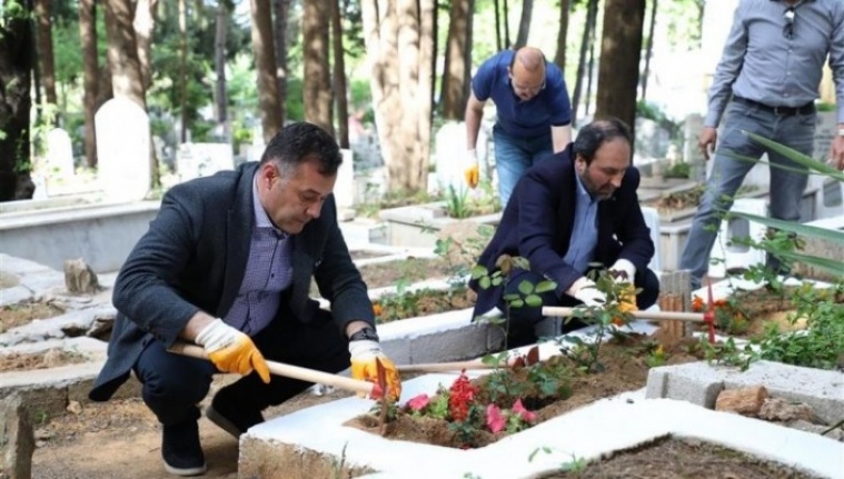 Başkan Yücel’den mezarlığa bayram ziyareti