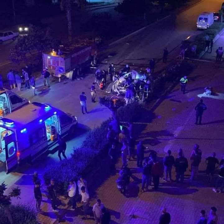 Belediyeye ait refüj sulayan su tankerine otomobil çarptı: 1 ölü, 2 yaralı