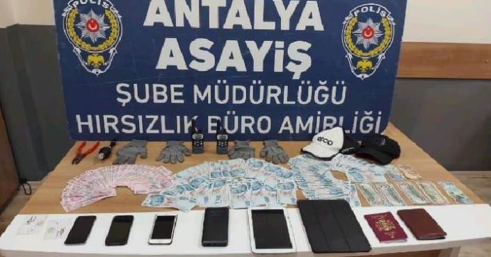 Bir araçtan 60 bin lira çalan hırsızlar İzmir’de yakalandı
