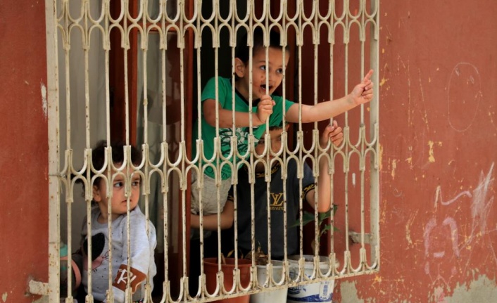 Çocuklardan birini dövüp sokağa attı, 4'ünü eve kilitleyip cezaevine gitti