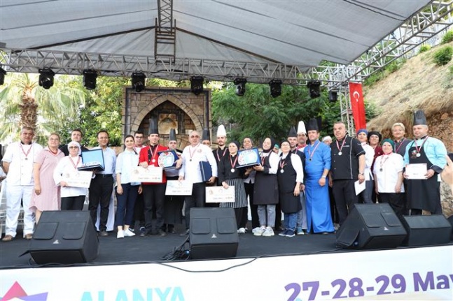 'Gülüklü Çorba' yarışmasında şefler kıyasıya yarıştı