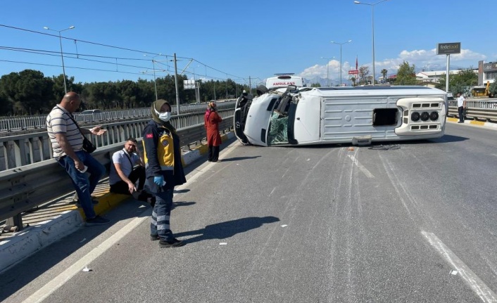 Kamyonla çarpışan minibüs yan yattı: 8'i turist 9 yaralı
