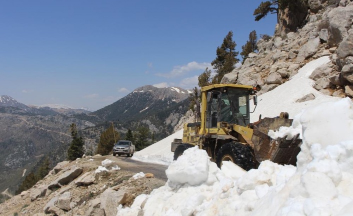 Karlı yayla yollarında temizlik çalışması