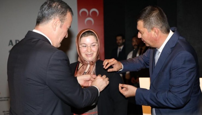 MHP Alanya’dan İstanbul’un fetih yıldönümüne özel rozet takdimi