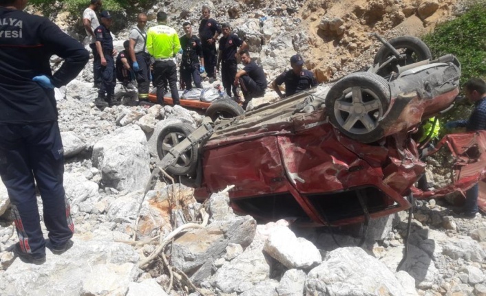 Otomobil 100 metrelik uçuruma yuvarlandı: 1 ölü, 2 yaralı