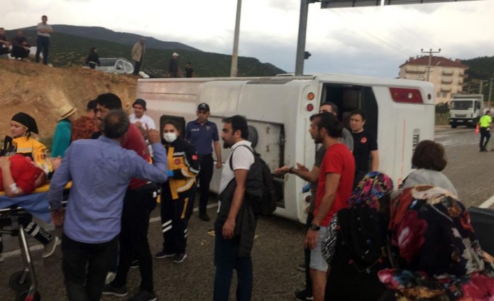 Romanya uyruklu turistleri taşıyan midibüs devrildi: 22 yaralı