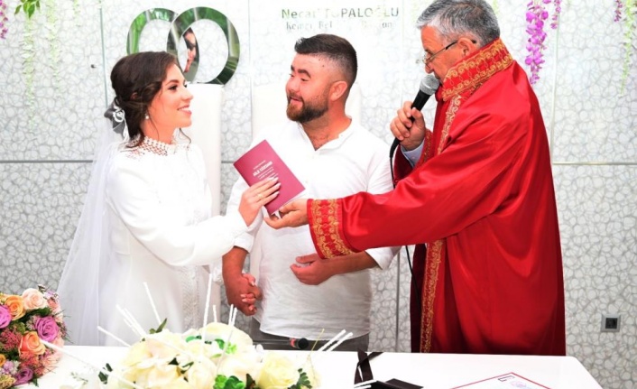 Savaş değil aşk kazandı, Ukraynalı ve Rus aşıklar Antalya'da evlendi