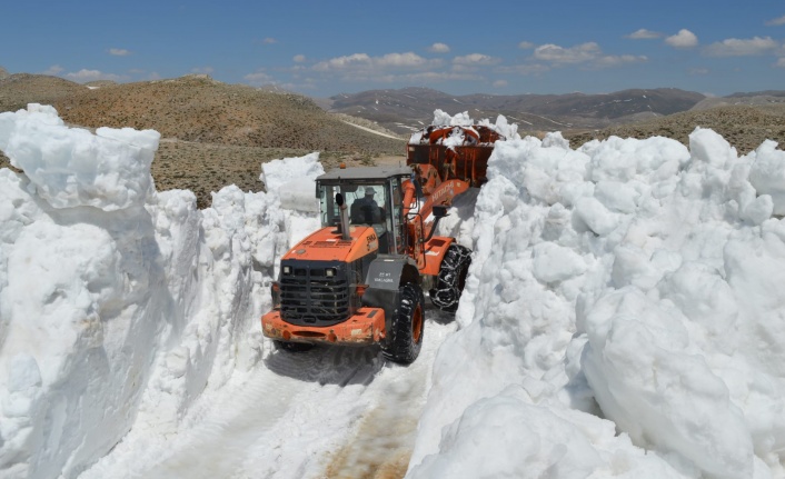 Söbüçimen yayla yolunda karla mücadele çalışması