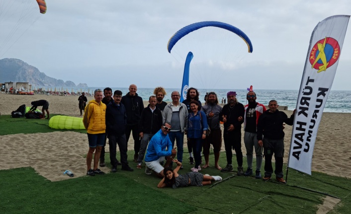THK'dan Alanya'daki yamaç paraşütçülerine bayram tebriği