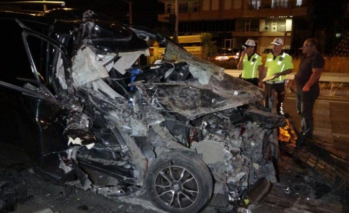 Tıra arkadan çarpıp hurdaya dönen ticari araç sürücüsü hafif yaralı kurtuldu