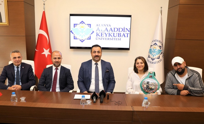 Türk tarihinde bir ilki ALKÜ'lü boksör gerçekleştirdi