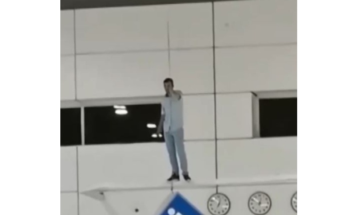 Yabancı turistin havalimanındaki intihar teşebbüsü ve kurtarılma anları kamerada