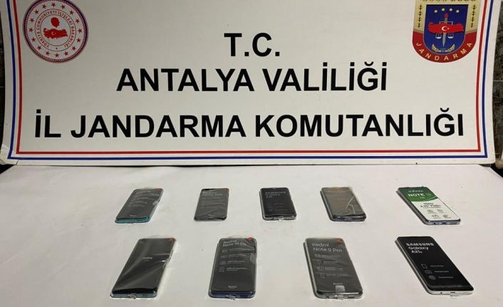 Yabancı uyruklu şüphelinin ikametinde 100 bin TL değerinde kaçak telefon bulundu