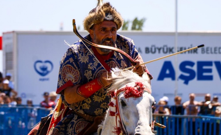 Yörük Türkmen festivalinde savaş oyunları nefes kesti