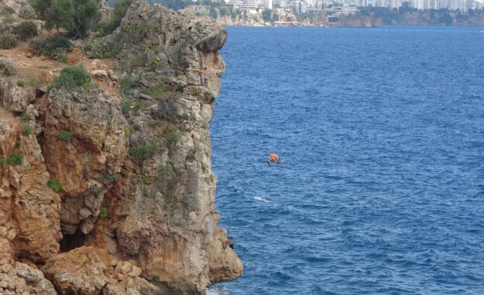 30 metrelik falezlerden denize ölümüne atlayış