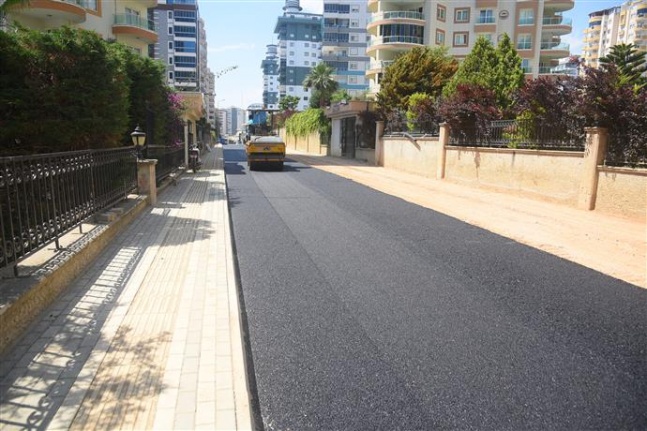 Alanya Belediyesi sıcak asfalt çalışmasına Mahmutlar'da devam ediyor
