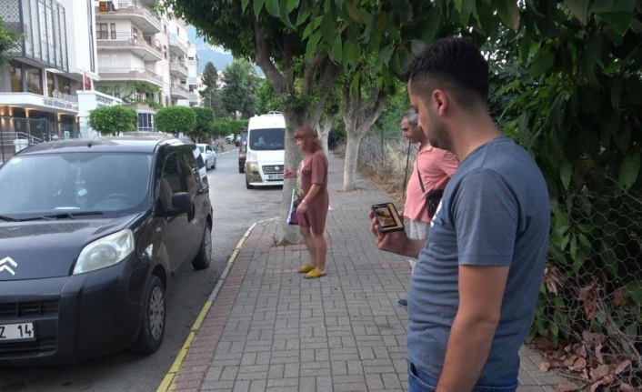 Alanya'da aracın kaputuna giren kediyi, kedi sesiyle kurtardılar