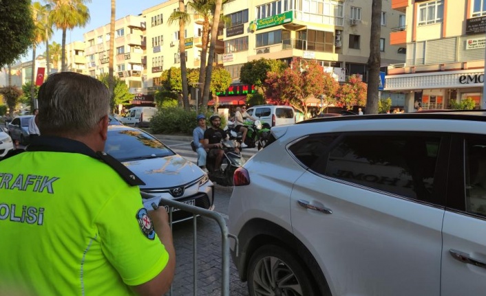 Alanya'da polisi gören yönünü değiştirdi