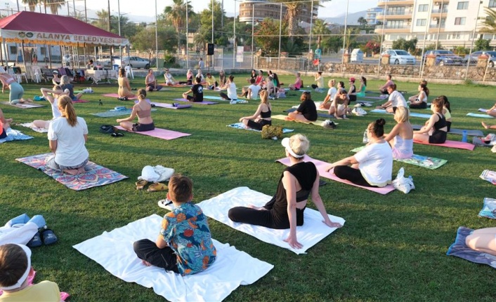 Alanya'da yaşayan vatandaşlar yoga etkinliğinde buluştu