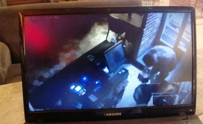 Alışveriş merkezindeki bahşiş kutularını çalıp kaçtı