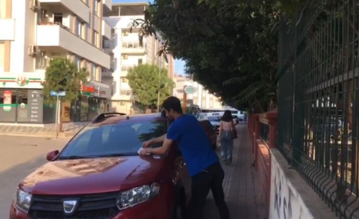Araçlarla kaplı kaldırımlara mahalleli tepki gösterdi: Araçlara 'yürüyemiyoruz' yazılı notlar bıraktılar