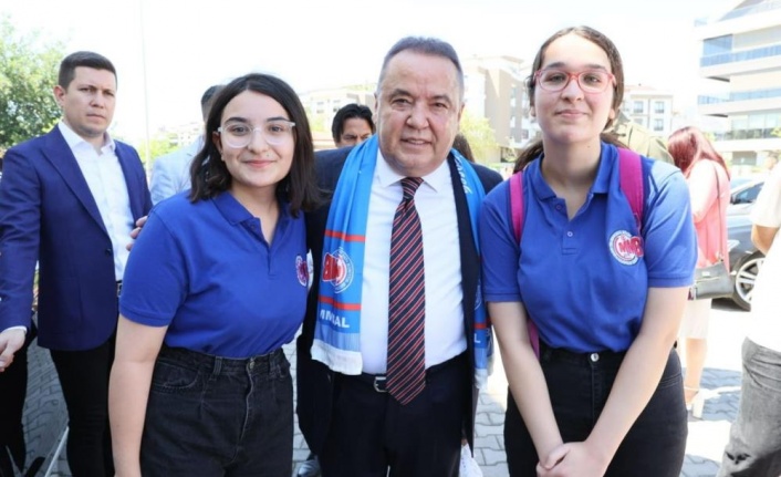 Başkan Böcek öğrencilerin karne heyecanına ortak oldu