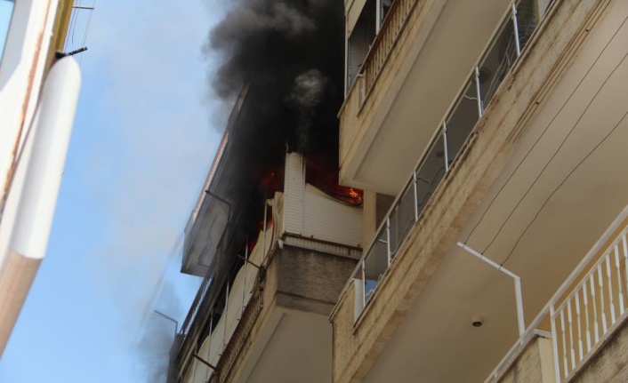 Bunalıma giren yaşlı adam evini yakıp, balkondan atladı