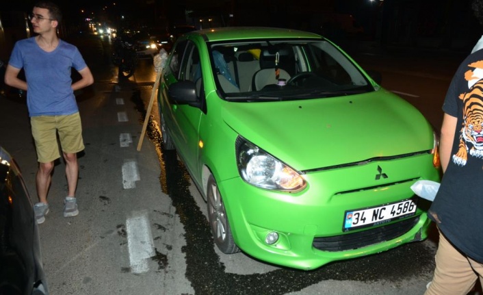 Cadde üzerinde kavga edenlere otomobil çarptı: 1 yaralı
