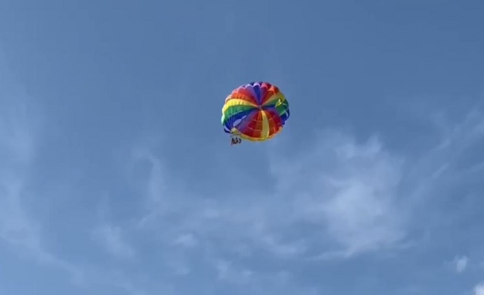 Deniz paraşütüne binen anne ve 2 çocuğu havada askıda kaldı