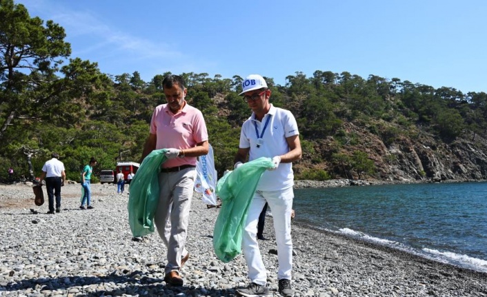 Denizin dibinden pet şişeler, otomobil lastiği, izmarit, poşet çıktı